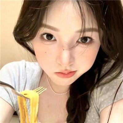 穿黄靴子的女孩